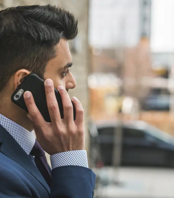 Executivo de terno falando ao telefone