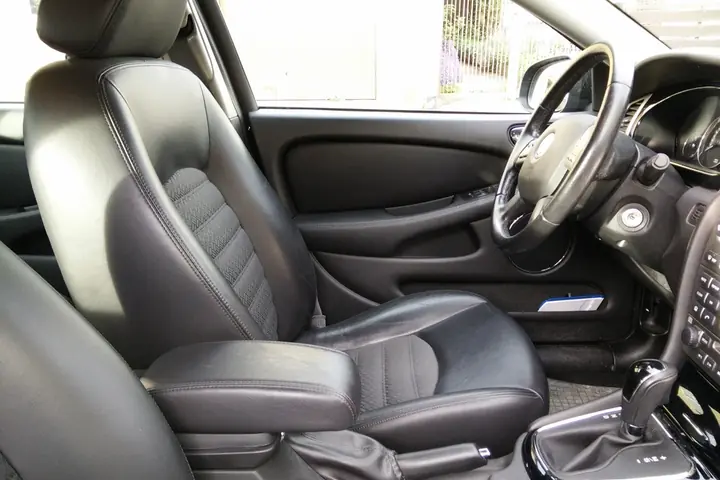 Bancos de couro no interior de um carro